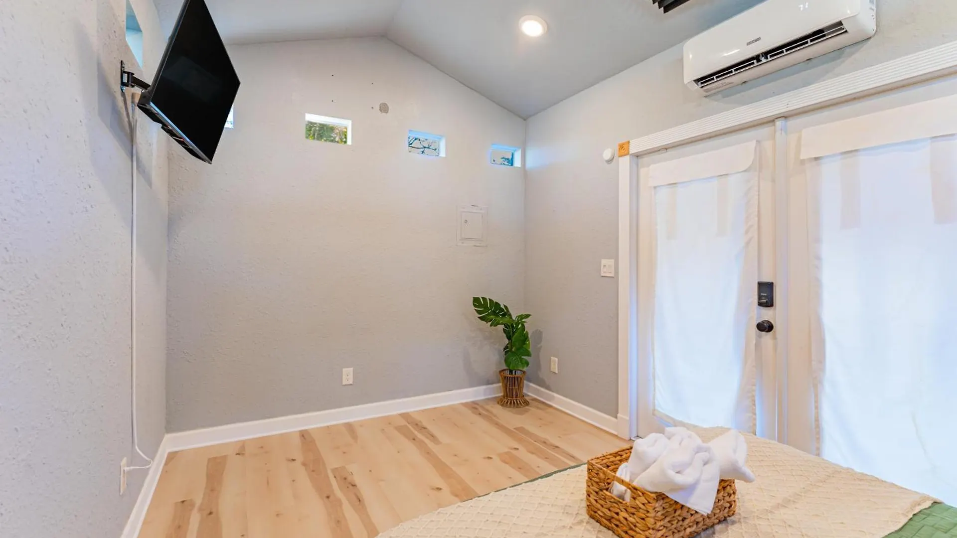 Holiday home Trendzy Suite W/ King Bed And A Walk To Starbucks Tampa