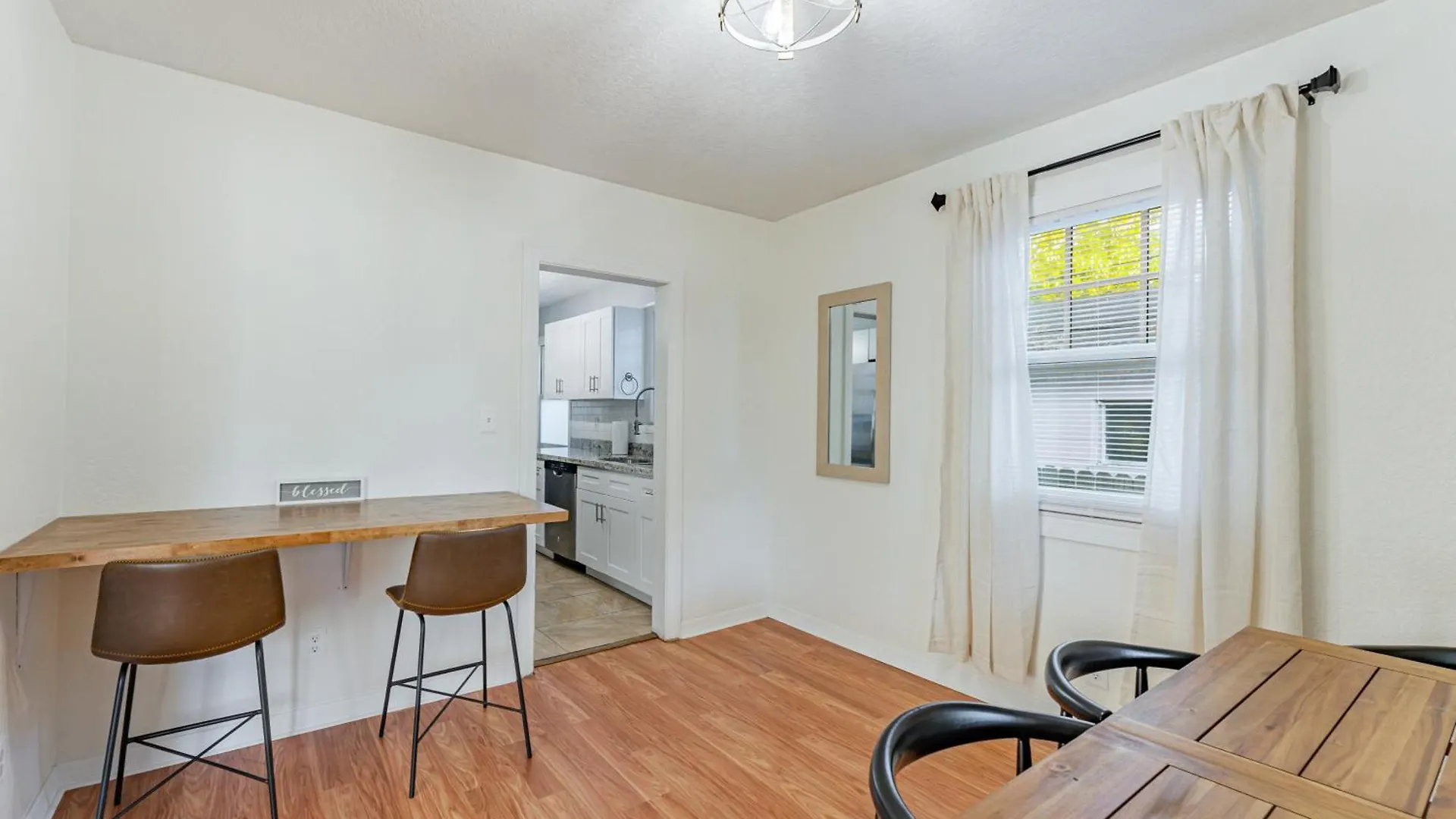 Trendzy Suite W/ King Bed And A Walk To Starbucks Tampa Holiday home