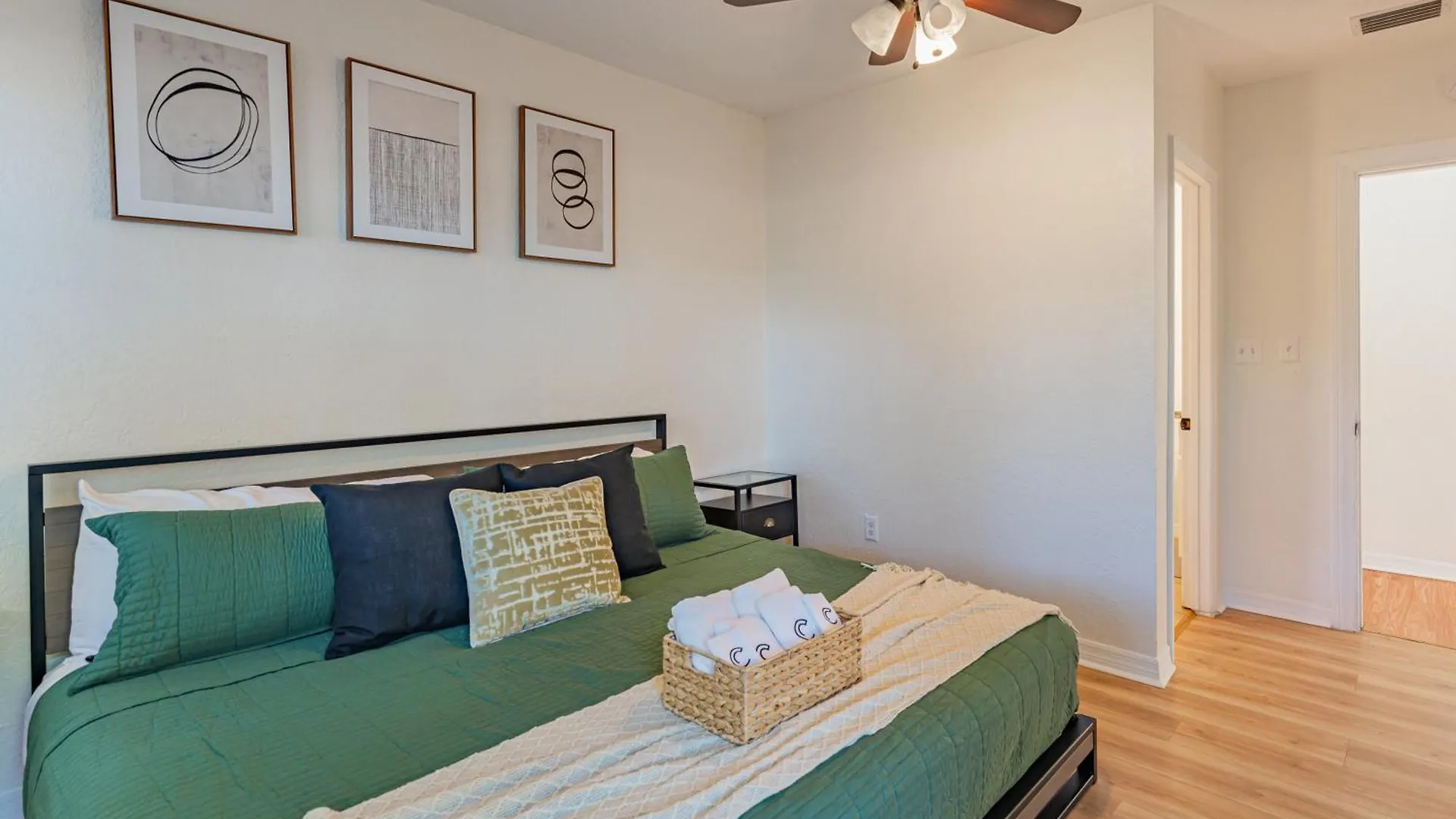 Trendzy Suite W/ King Bed And A Walk To Starbucks Tampa Holiday home