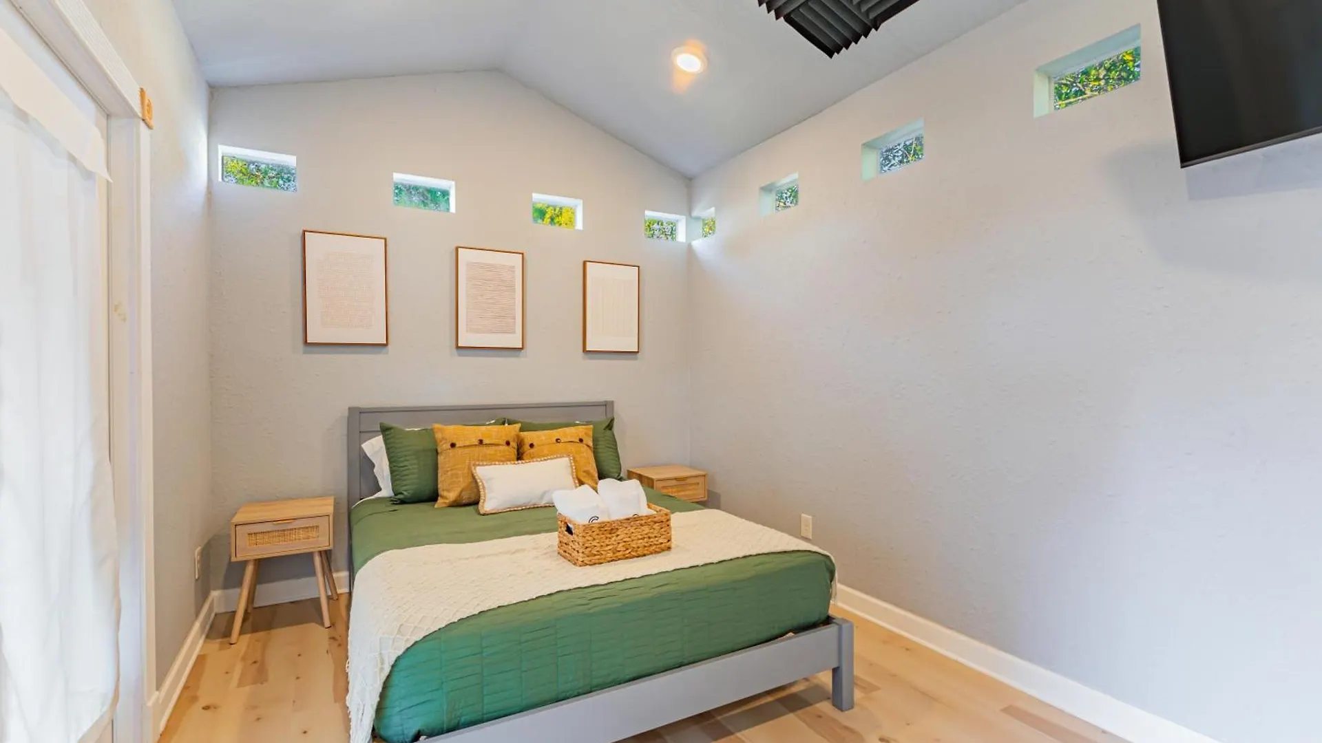 Trendzy Suite W/ King Bed And A Walk To Starbucks Tampa