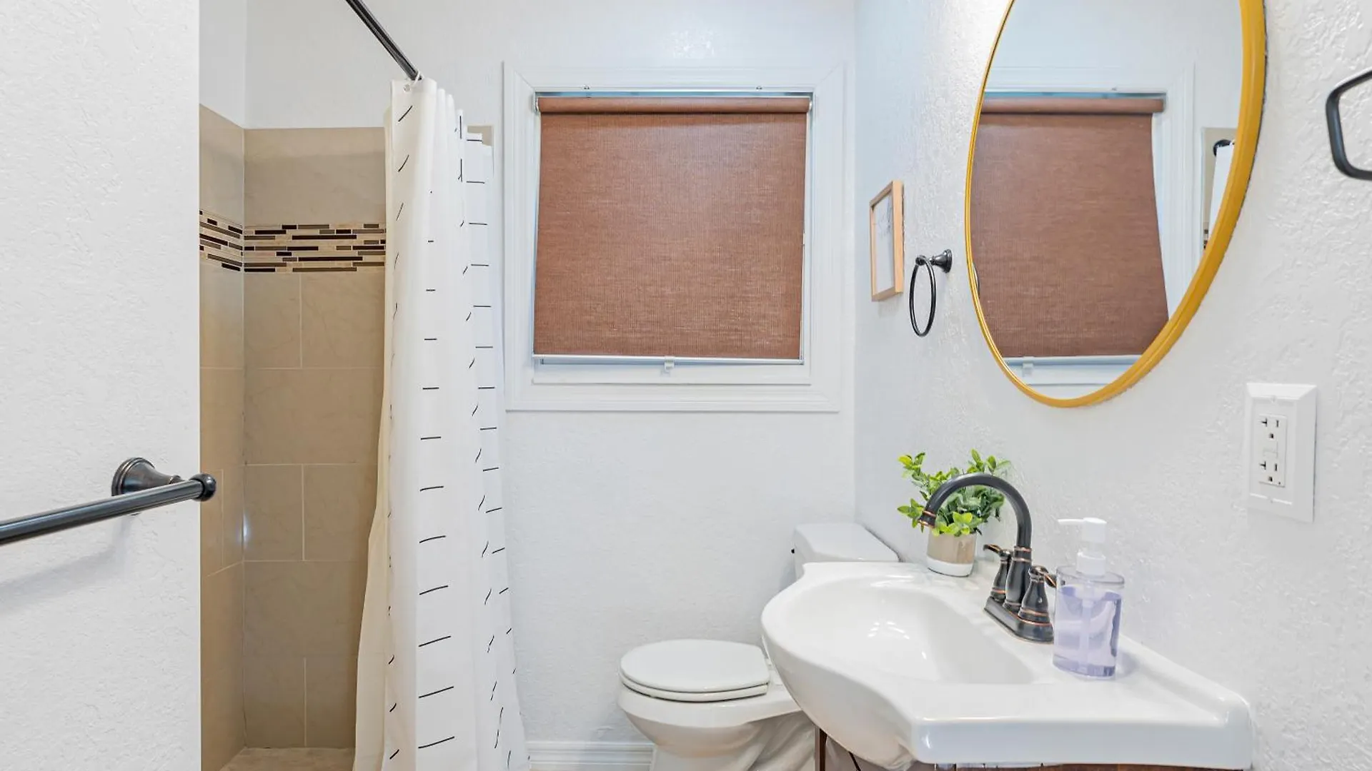 Trendzy Suite W/ King Bed And A Walk To Starbucks Tampa Holiday home
